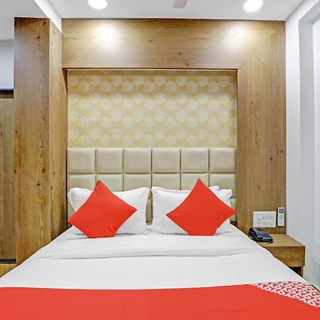 OYO 85289 Hotel Raffles Ahmedabad Exterior foto