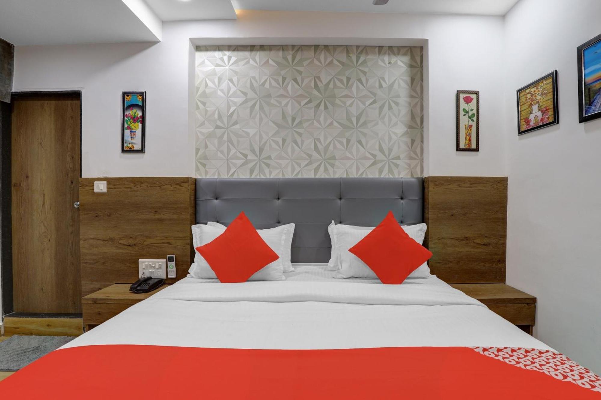 OYO 85289 Hotel Raffles Ahmedabad Exterior foto