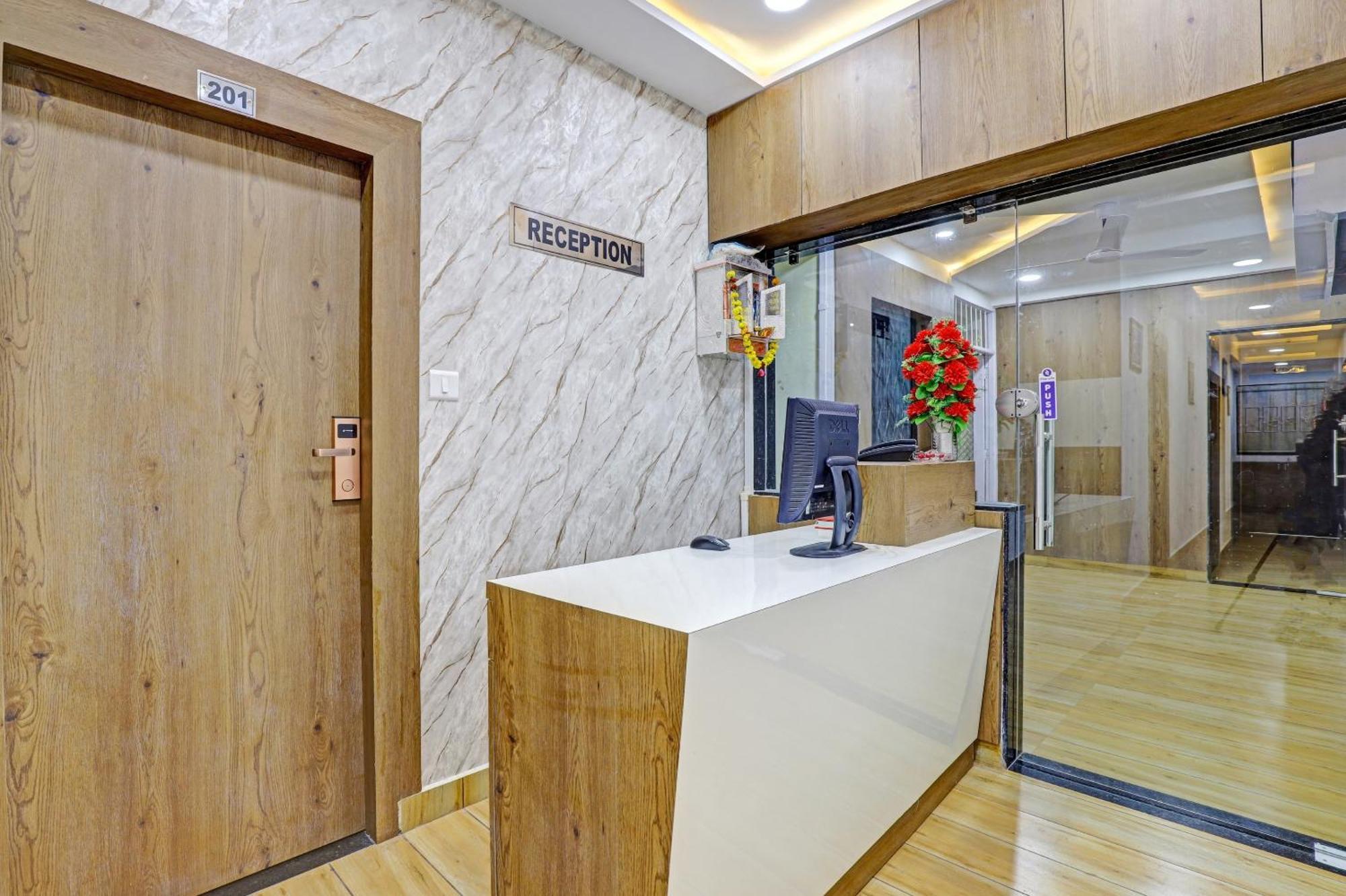OYO 85289 Hotel Raffles Ahmedabad Exterior foto
